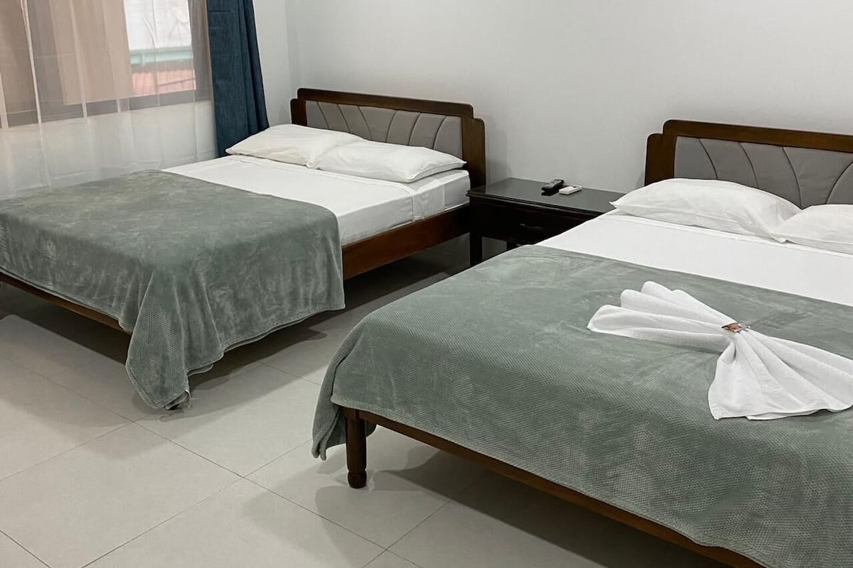 Kamar Deluks | Meja kerja, Wi-Fi gratis, dan seprai linen