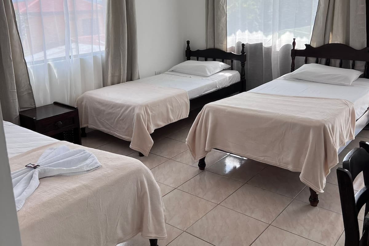 Kamar Basic | Meja kerja, Wi-Fi gratis, dan seprai linen