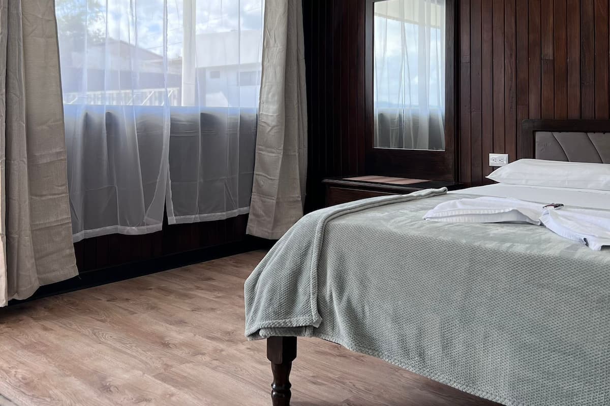 Kamar Comfort | Meja kerja, Wi-Fi gratis, dan seprai linen