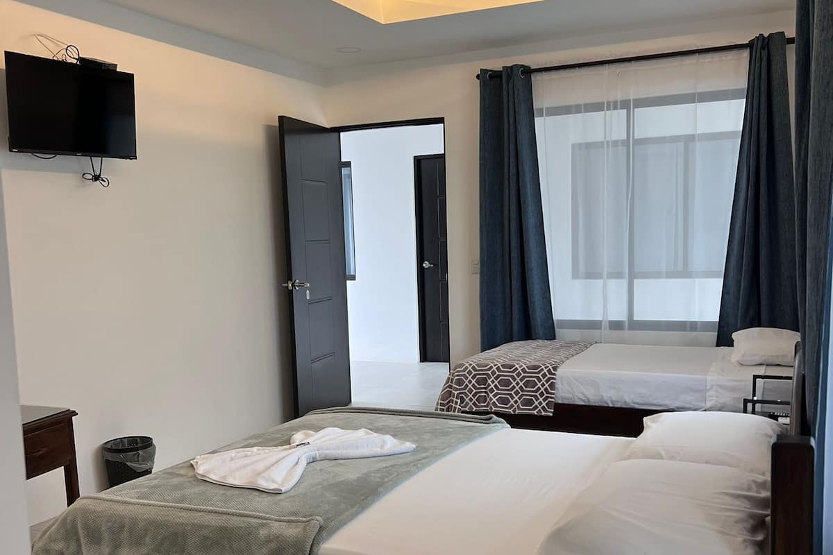 Kamar Deluks | Meja kerja, Wi-Fi gratis, dan seprai linen