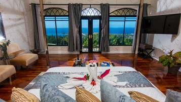 5 bedrooms, in-room safe, desk, iron/ironing board