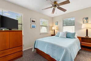 3 室のベッドルーム、WiFi (無料)、ベッドシーツ