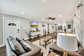 Smart TV, fireplace, ping pong, books