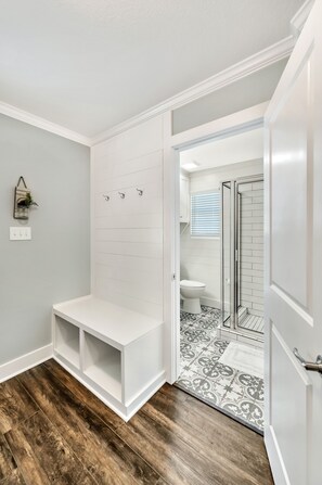 Combined shower/bathtub, hair dryer, towels, soap - Nice and quiet just minutes from Magnolia (China Spring)