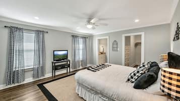 4 bedrooms, iron/ironing board, travel crib, free WiFi