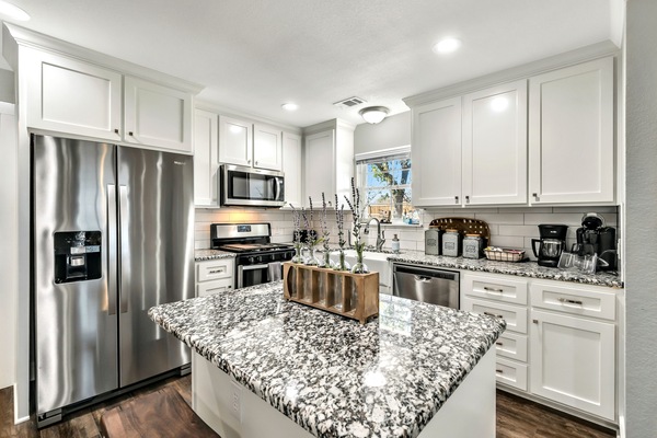 Kjøleskap, mikrobølgeovn, ovn og kokeplater