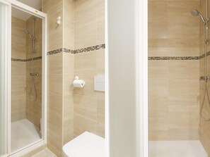 Badewanne, Haartrockner, Handtücher