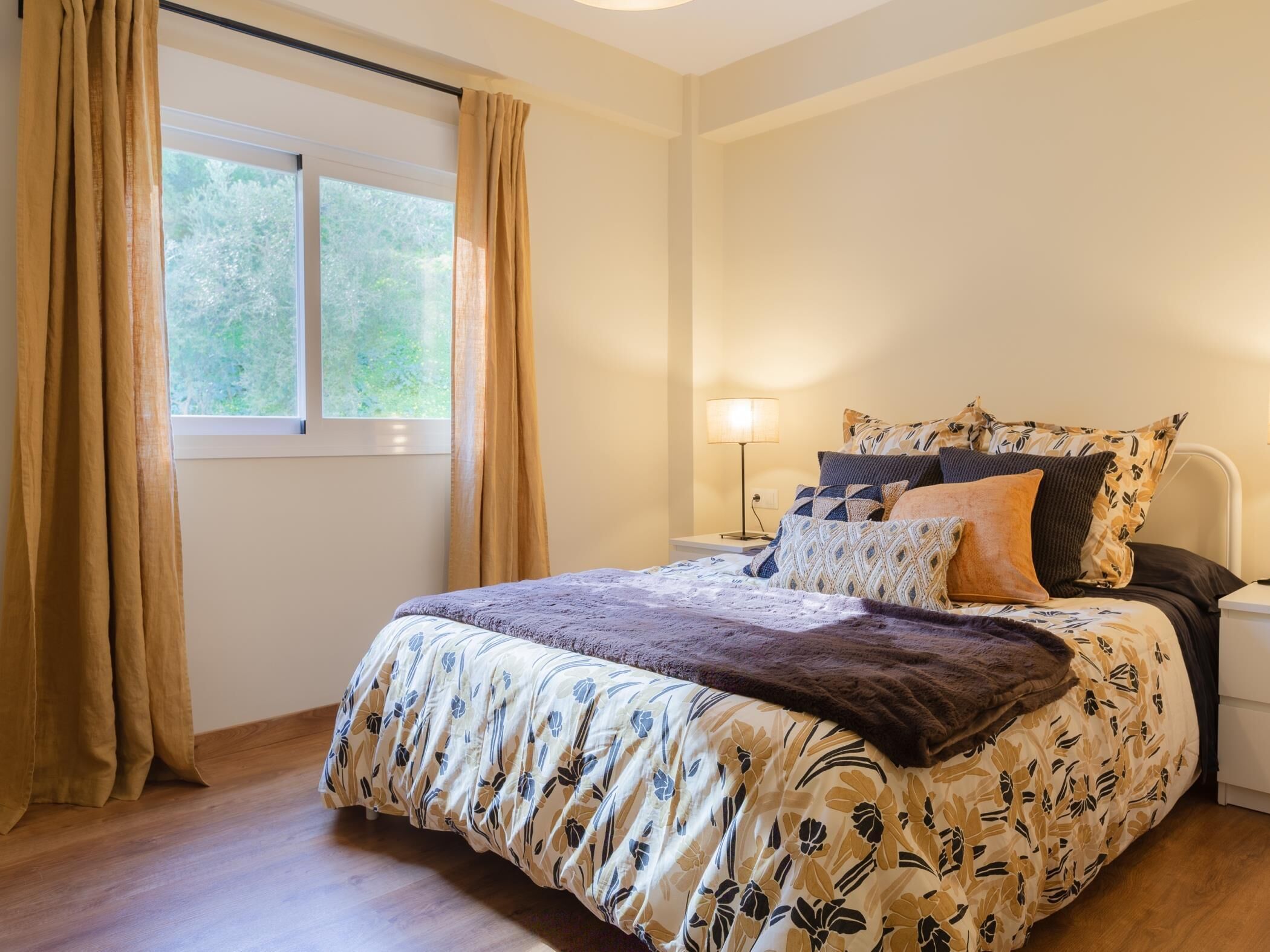 3 habitaciones, tabla de planchar con plancha, internet y ropa de cama 