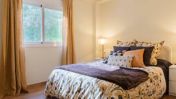 3 habitaciones, tabla de planchar con plancha, internet y ropa de cama