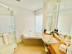 Dusche, Whirlpool, Haartrockner, Handtücher