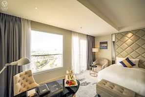 Premier Luxury King Room, Balcony City View
