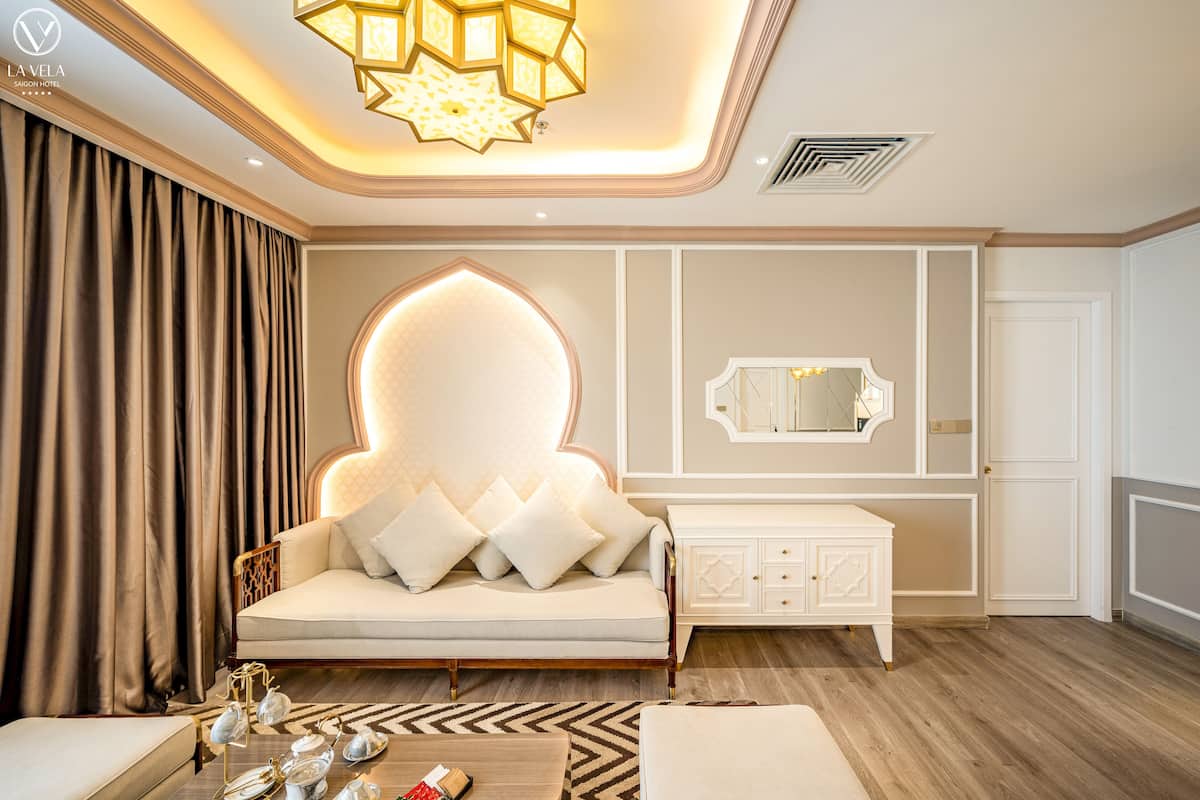 Una sala moderna con un sofá, un aparador y una lámpara decorativa.