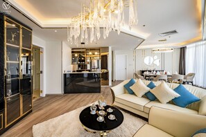 总统套房 (Breakfast and Club benefits included) | 迷你吧、客房内保险箱、办公桌、遮光窗帘