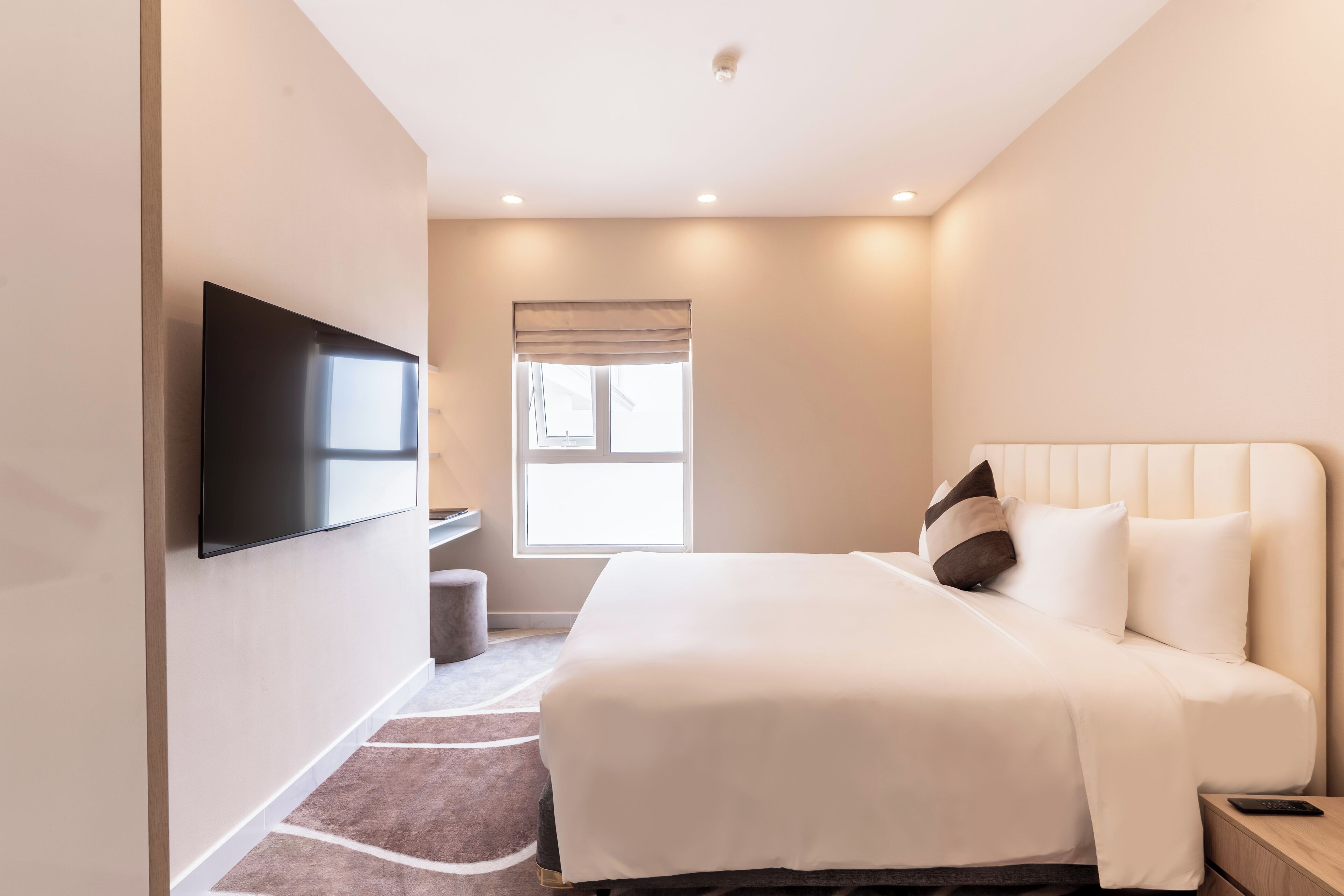 Minibar, brankas, meja kerja, dan tirai kedap cahaya