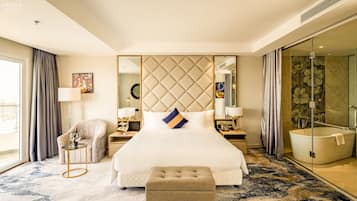 Minibar, Zimmersafe, Schreibtisch, Verdunkelungsvorhänge