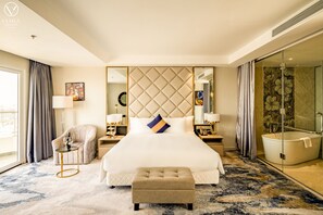 迷你吧、客房内保险箱、办公桌、遮光窗帘