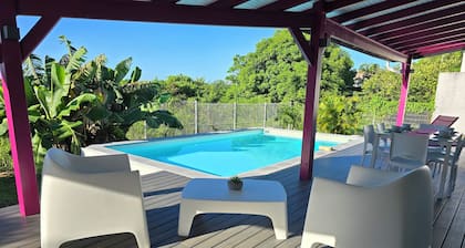 BUNGALOW, Cómodo contenedor con piscina en helleux,