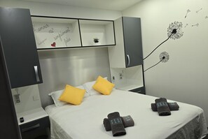 2 chambres, coffres-forts dans les chambres, fer et planche à repasser