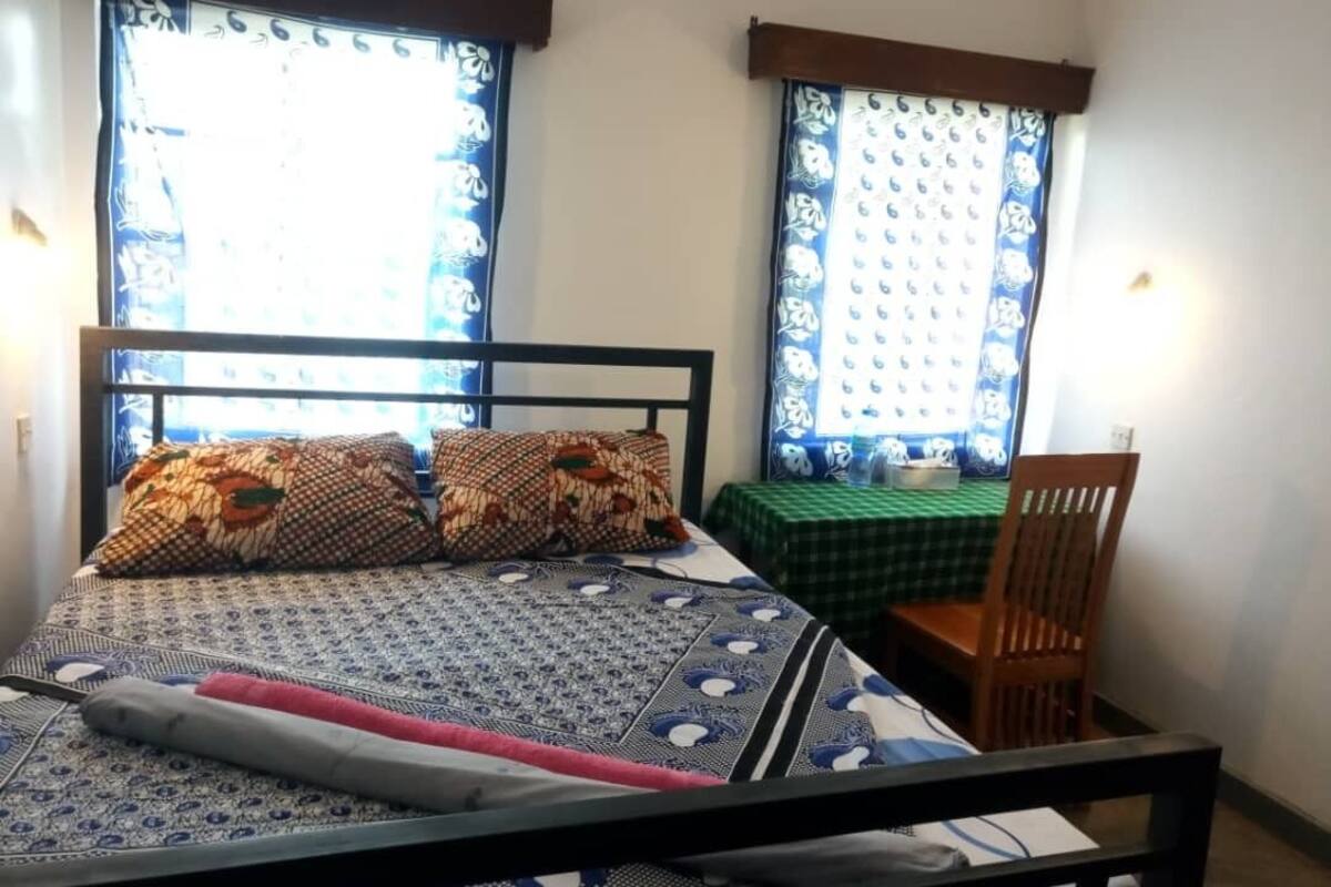 Iron/ironing board, bed sheets, wheelchair access