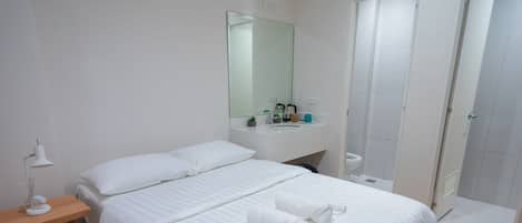 Rom – superior, 1 queensize-seng | Wi-fi (inkludert) og sengetøy