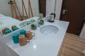 Phòng Deluxe, 2 giường cỡ queen | Chậu rửa trong phòng tắm