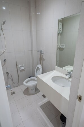 Camera Superior con 2 letti singoli | Bagno | Doccia, bidet, asciugamani