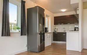 Réfrigérateur, four à micro-ondes, surface de cuisson, lave-vaisselle
