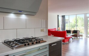 Een koelkast, een kookplaat, een vaatwasser