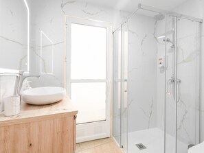 Bathtub, hair dryer, towels - Puerta del centro, nice apartment in the downtown district (Málaga)