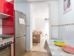 Fridge, microwave, coffee/tea maker, toaster - Puerta del centro, nice apartment in the downtown district (Málaga)