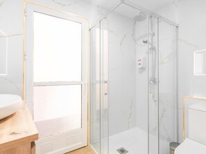 أحواض استحمام، مجففات شعر، مناشف