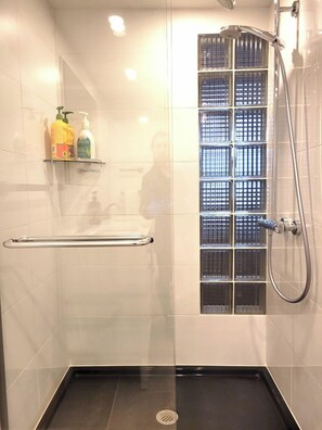 Een douche, een haardroger, handdoeken, zeep