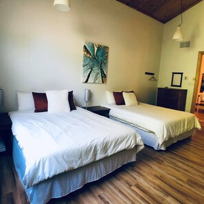 5 habitaciones, escritorio y tabla de planchar con plancha