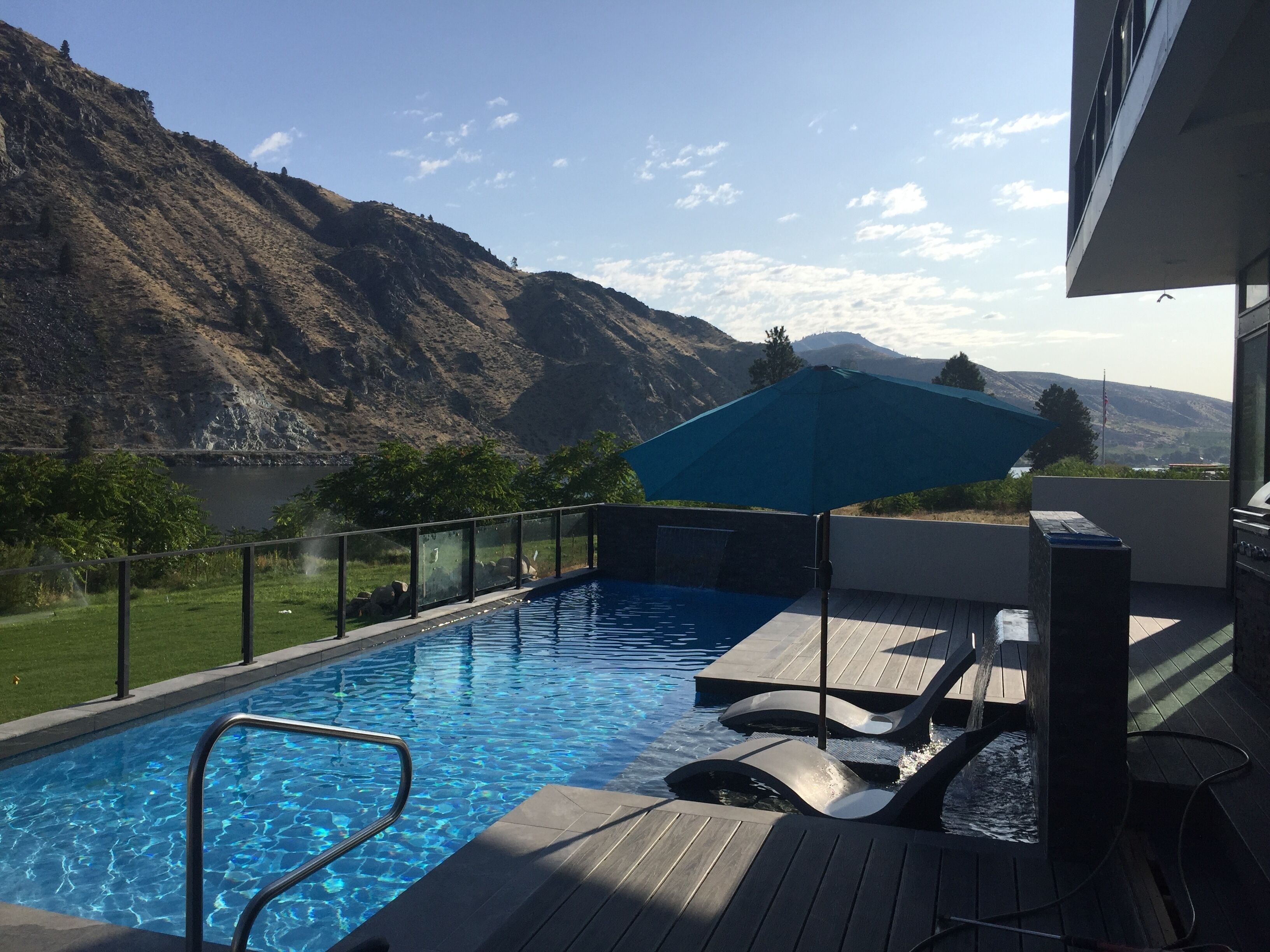Modern Estate on Columbia River w/ Boat Dock & Private Pool/Spa