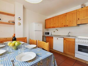 Kühlschrank, Ofen, Geschirrspüler, Kochgeschirr/Geschirr/Besteck