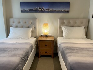 Pillow-top beds, desk, laptop workspace, iron/ironing board - Federal Apartments (Auckland)
