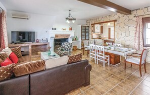 TV, ping pong - Gorgeous home in El Gastor (El Gastor)