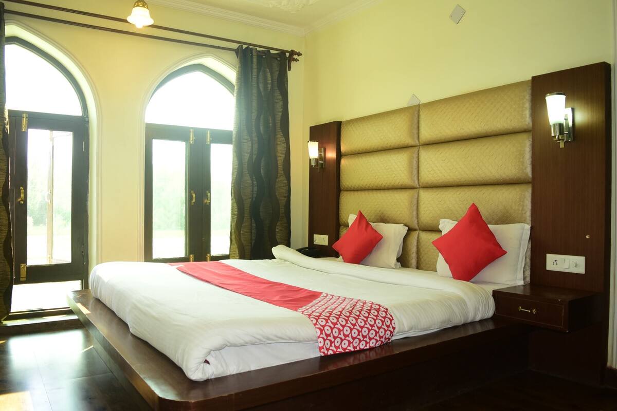 Deluxe Double Room | Laptop workspace, free WiFi, bed sheets