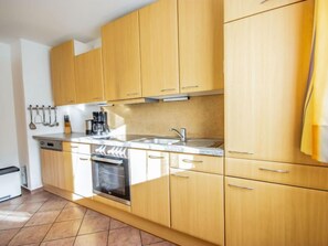 Fridge, oven, dishwasher, cookware/dishes/utensils