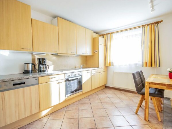 Fridge, oven, dishwasher, cookware/dishes/utensils