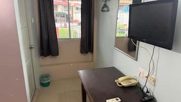 Deluxe Single | Desk, soundproofing, free WiFi, bed sheets