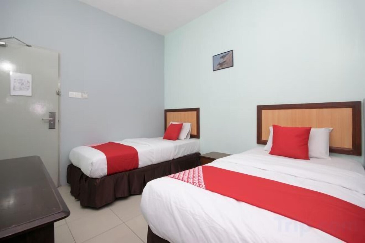 Desk, soundproofing, free WiFi, bed sheets