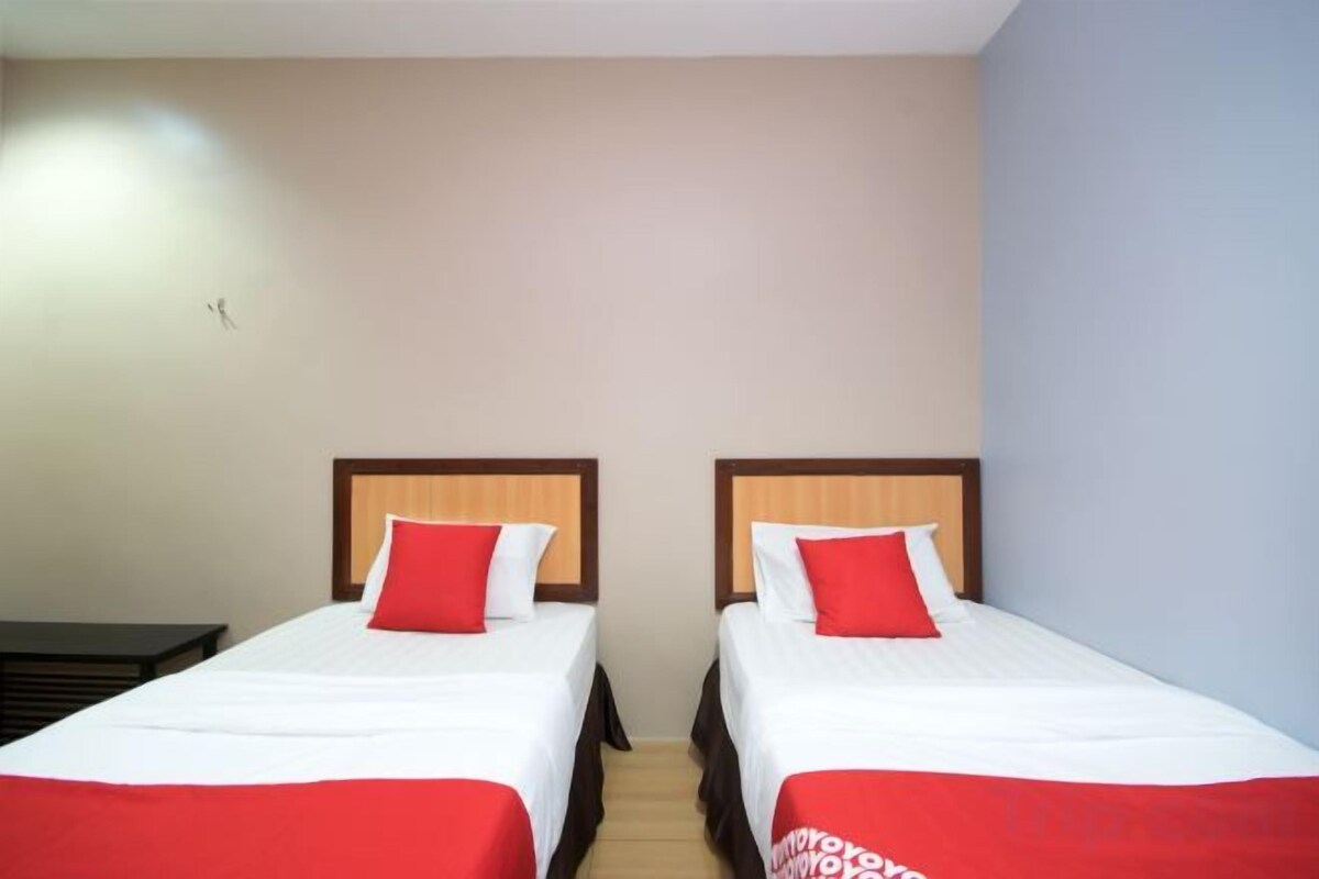 Desk, soundproofing, WiFi (free), bed sheets