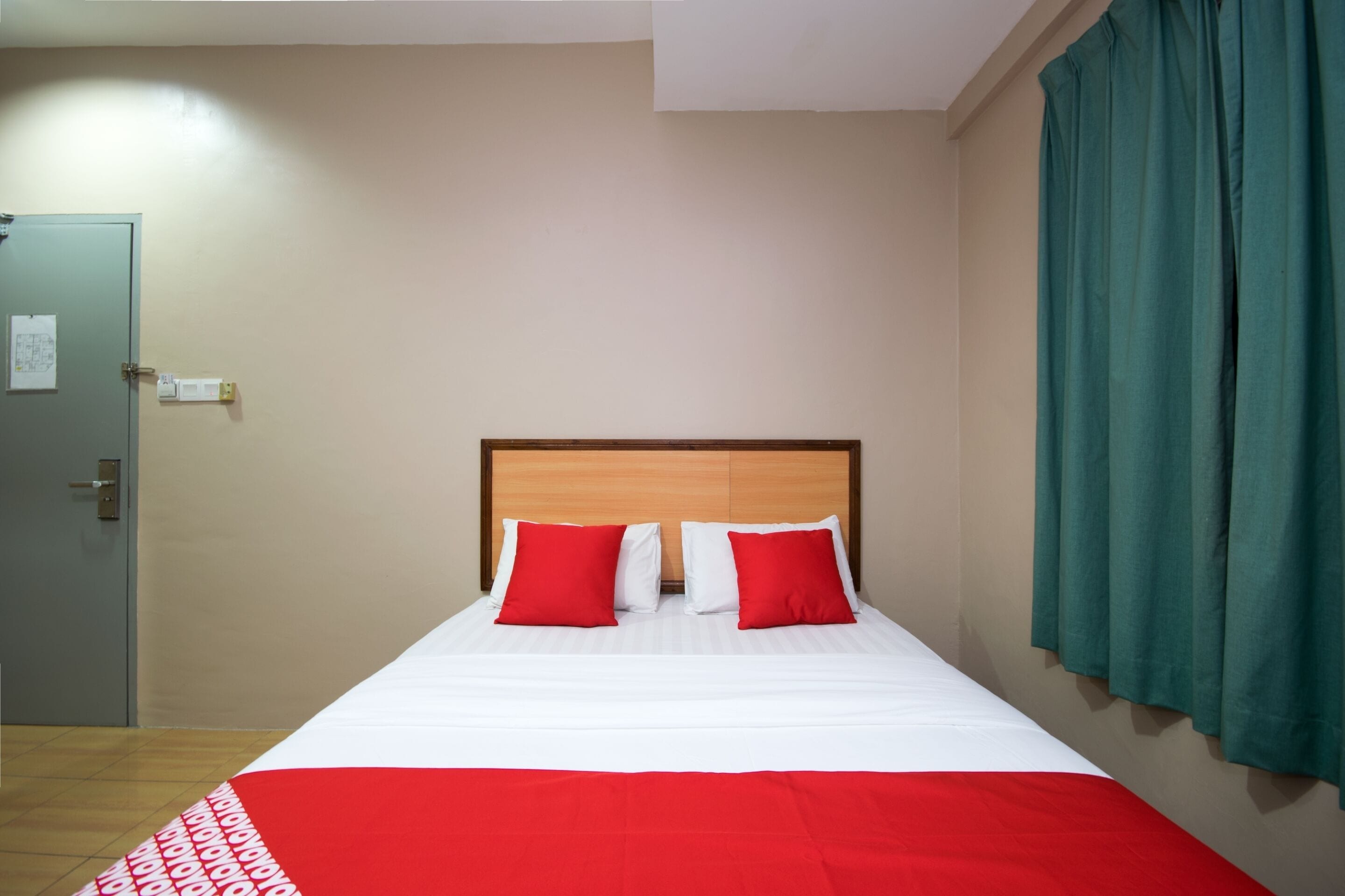 Desk, soundproofing, free WiFi, bed sheets