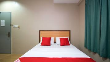 Desk, soundproofing, free WiFi, bed sheets