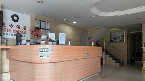 A hotel reception desk with a sign indicating cash-only transactions. - Hotel O Hotel Oriental (Kota Kinabalu)