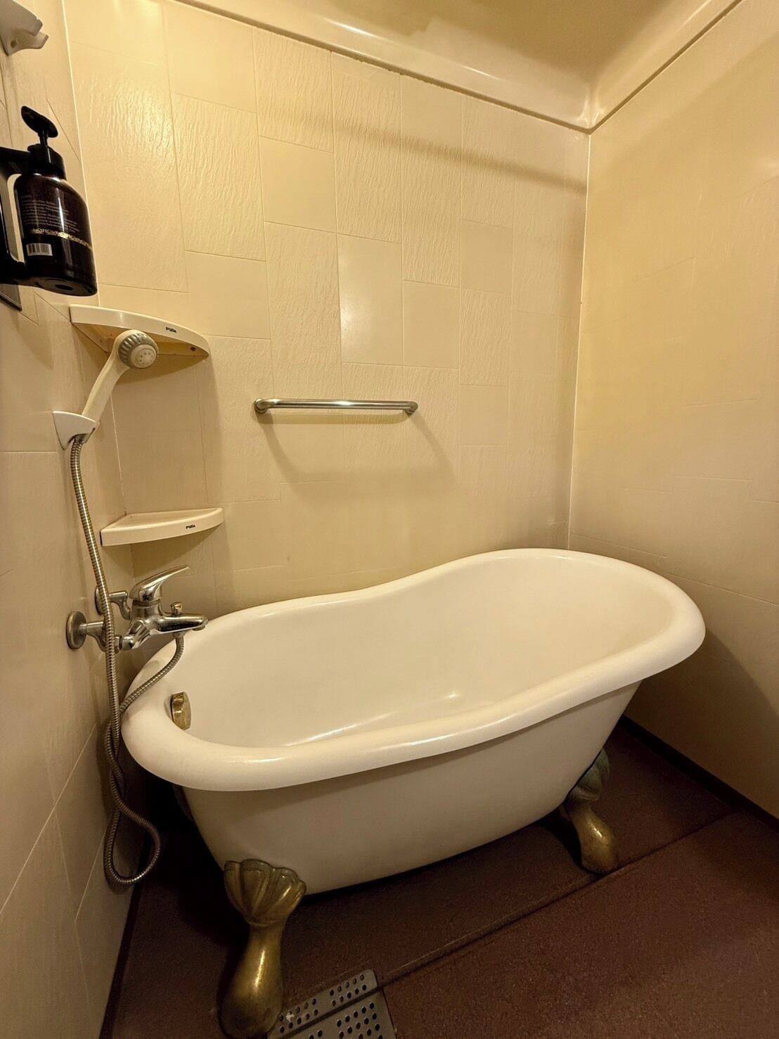 Dusche, kostenlose Toilettenartikel, Haartrockner, Hausschuhe