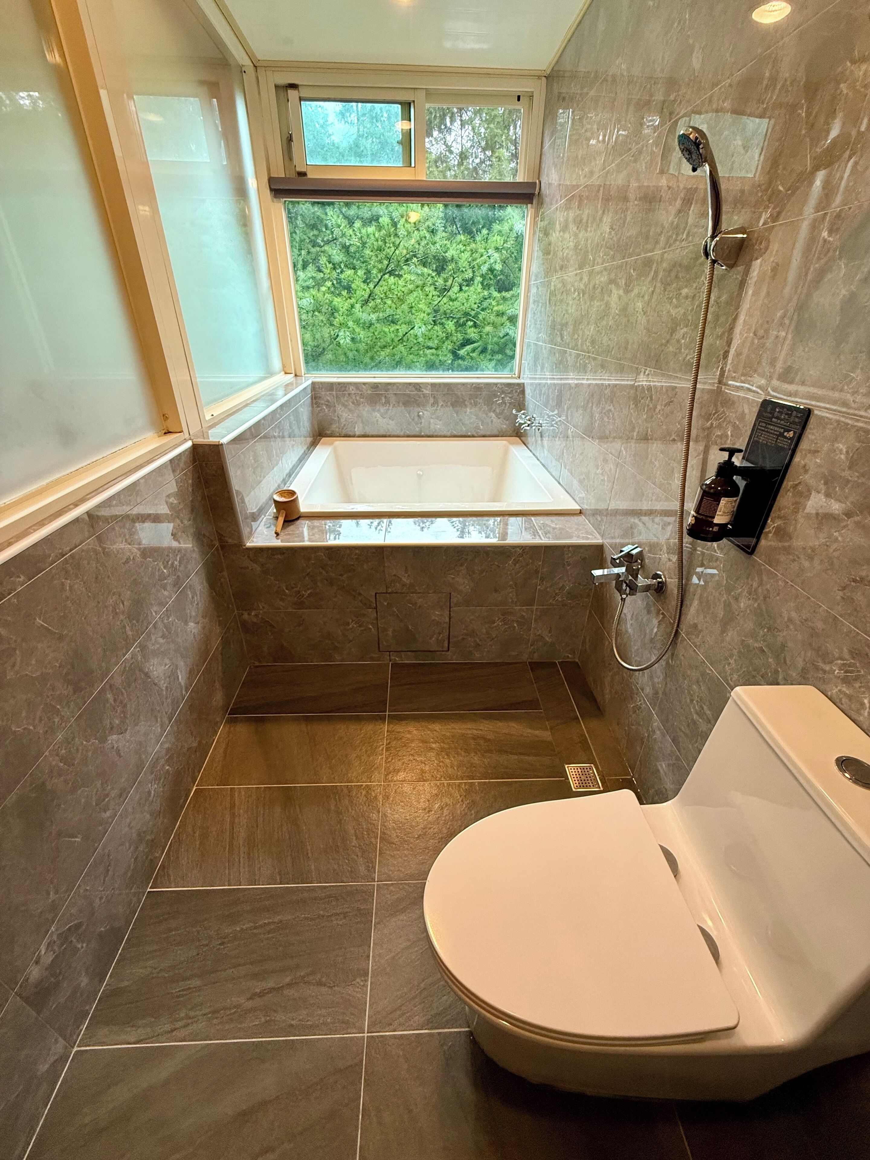 Un baño con bañera, ducha e inodoro.