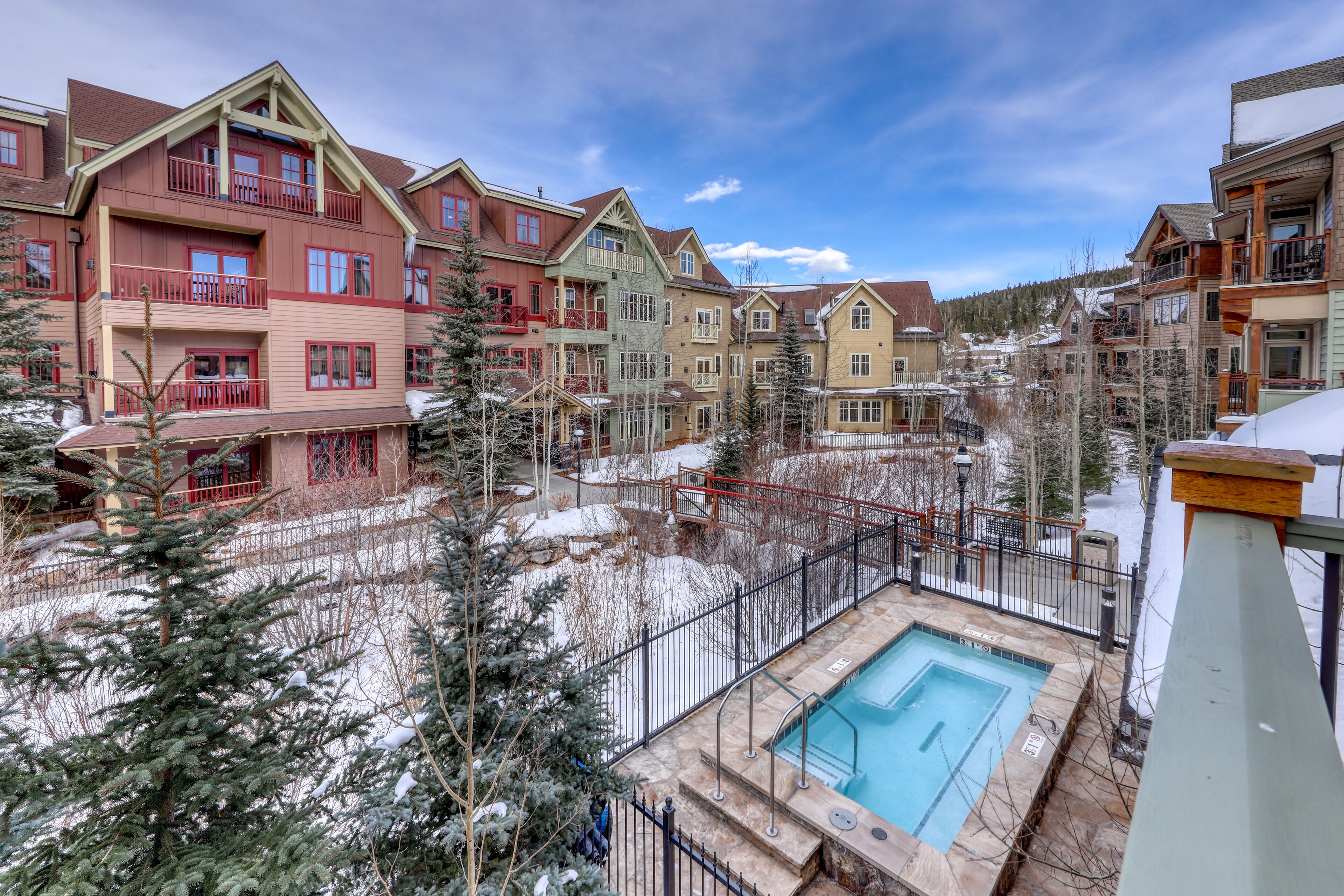 Luxury condo with Maggie Pond views, hot tubs, pool & gym - walk to lifts
