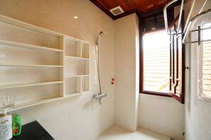 Apartment, 1 Bedroom | Bathroom | Shower, rainfall showerhead, free toiletries, hair dryer